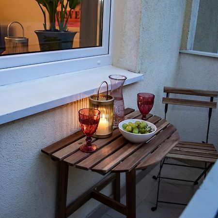Apartament Przy Metrze Wierzbno Z Nuta Vintage Varşovia Exterior foto