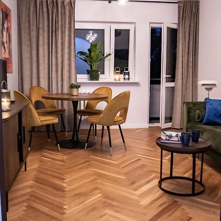 Apartament Przy Metrze Wierzbno Z Nuta Vintage Varşovia Exterior foto